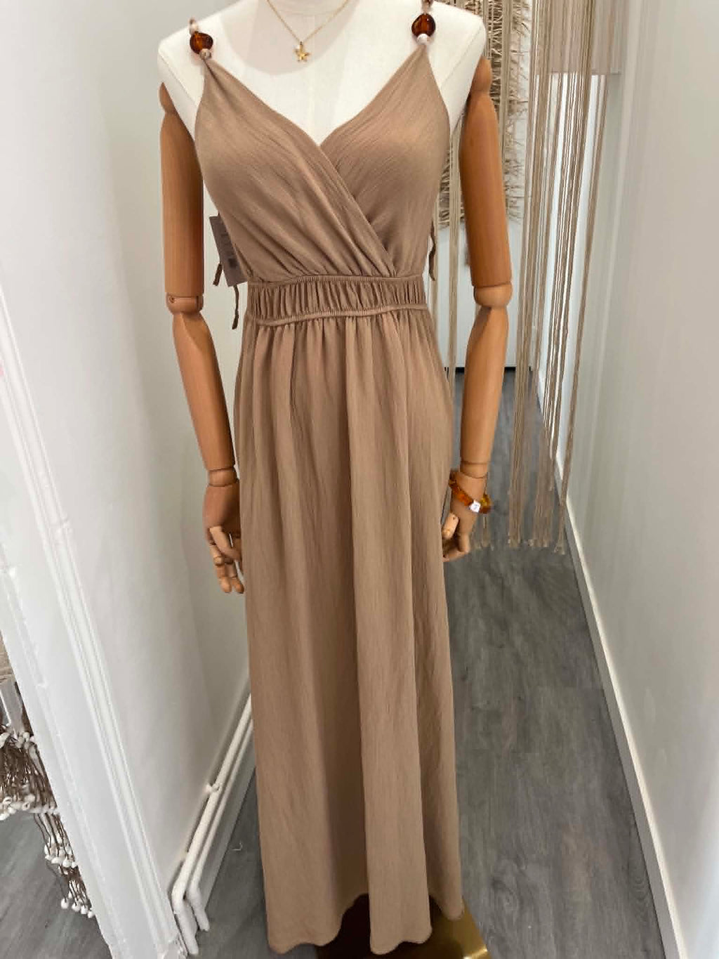 Robe beige a bretelles