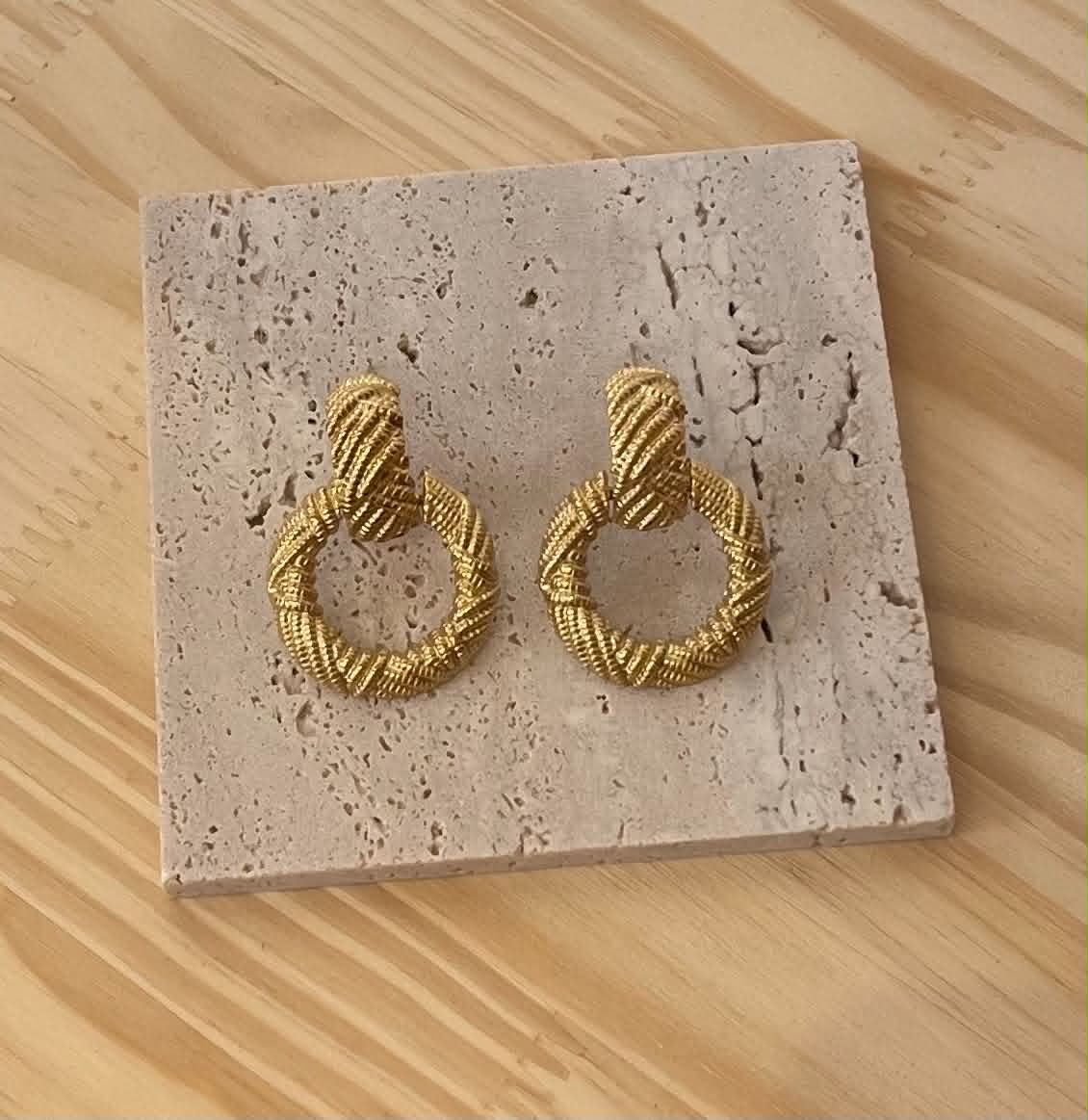 Boucle d'oreille ronde doré