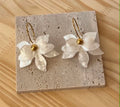 Boucle d'oreille a fleurs blanches