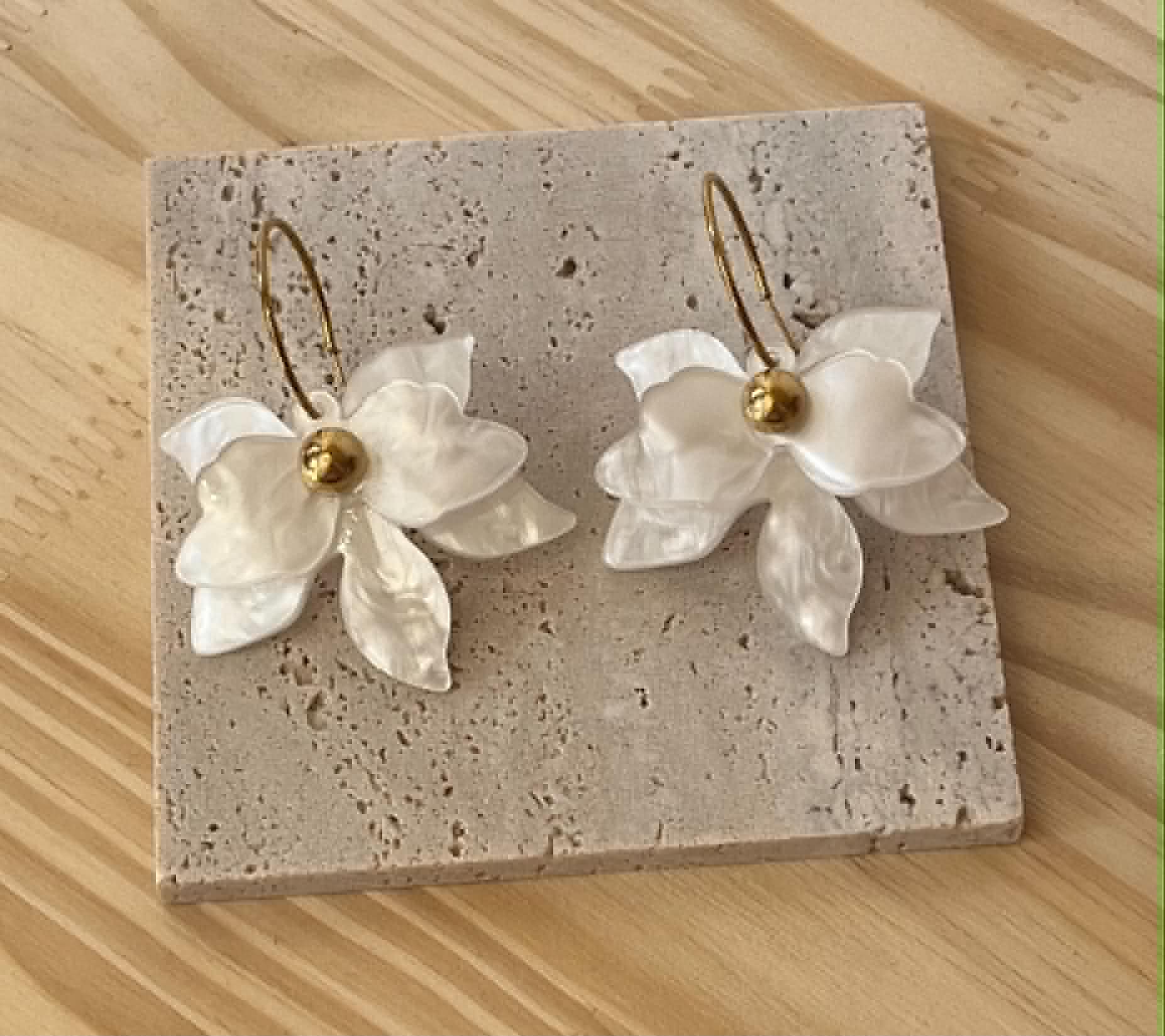 Boucle d'oreille a fleurs blanches