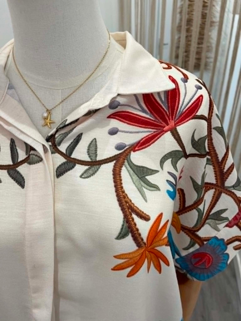 Chemise blanche manche courte a motifs colorés