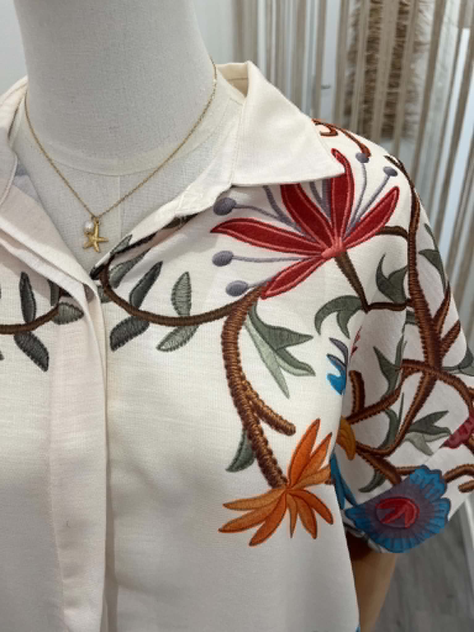 Chemise blanche manche courte a motifs colorés