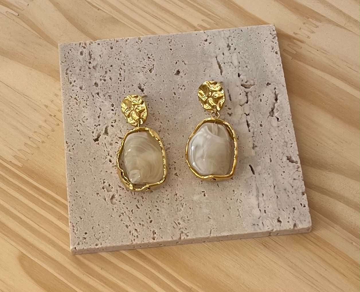 Boucle d'oreille doré a pierre blanche
