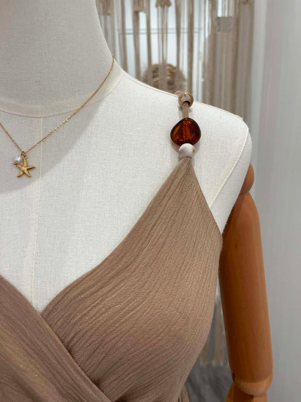 Robe beige a bretelles