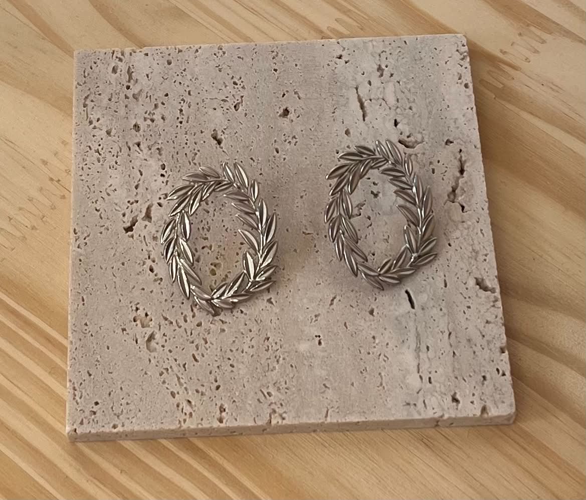 Boucle d'oreille ronde a feuilles argenté