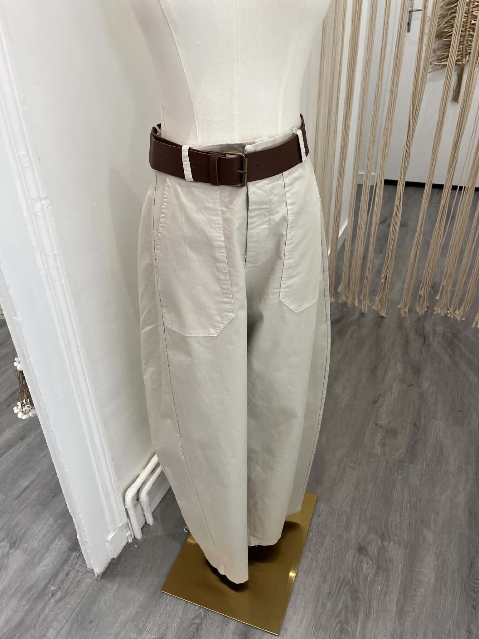 Pantalon blanc avec ceinture marron