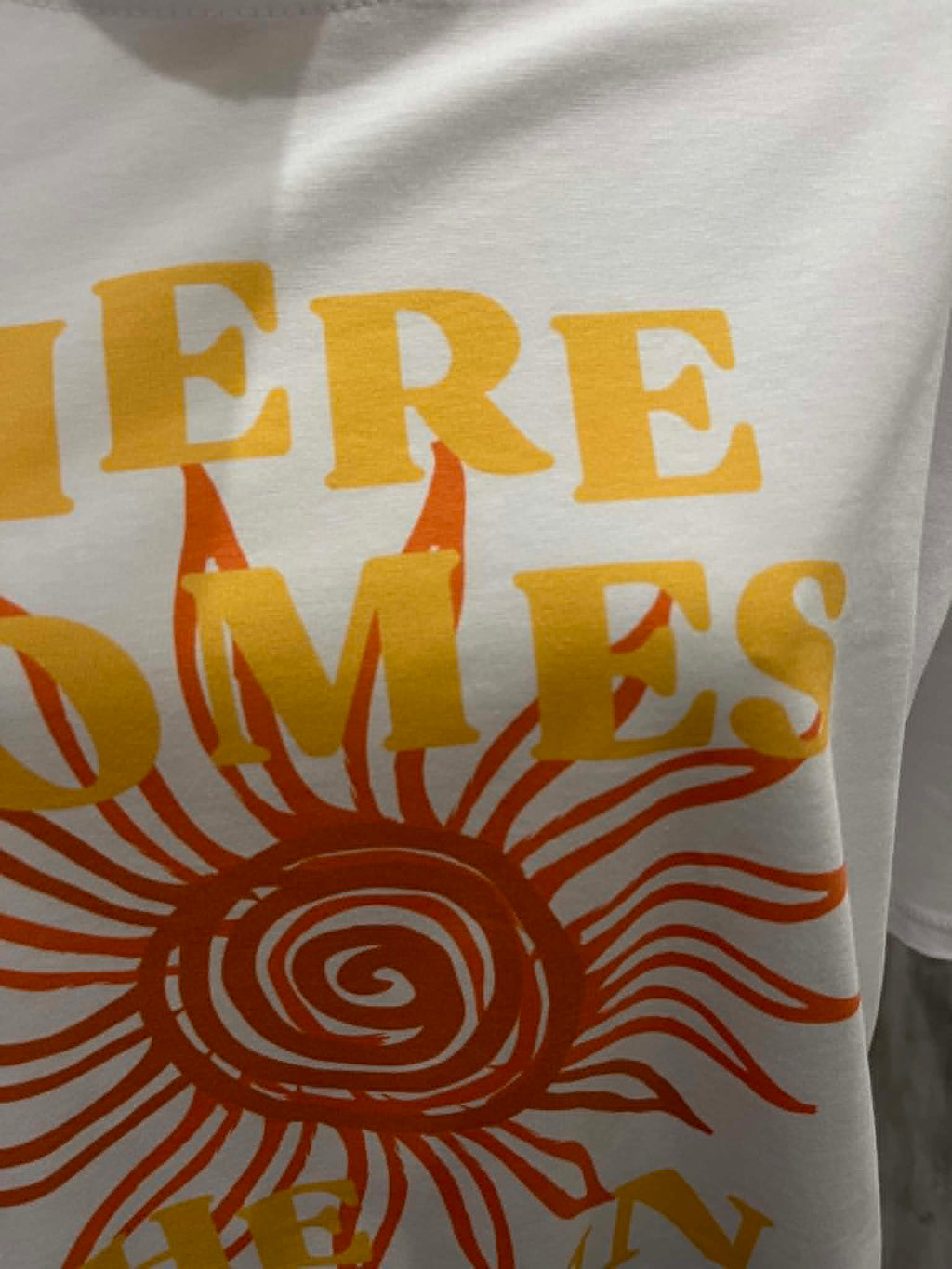 T-shirt blanc a motifs soleil
