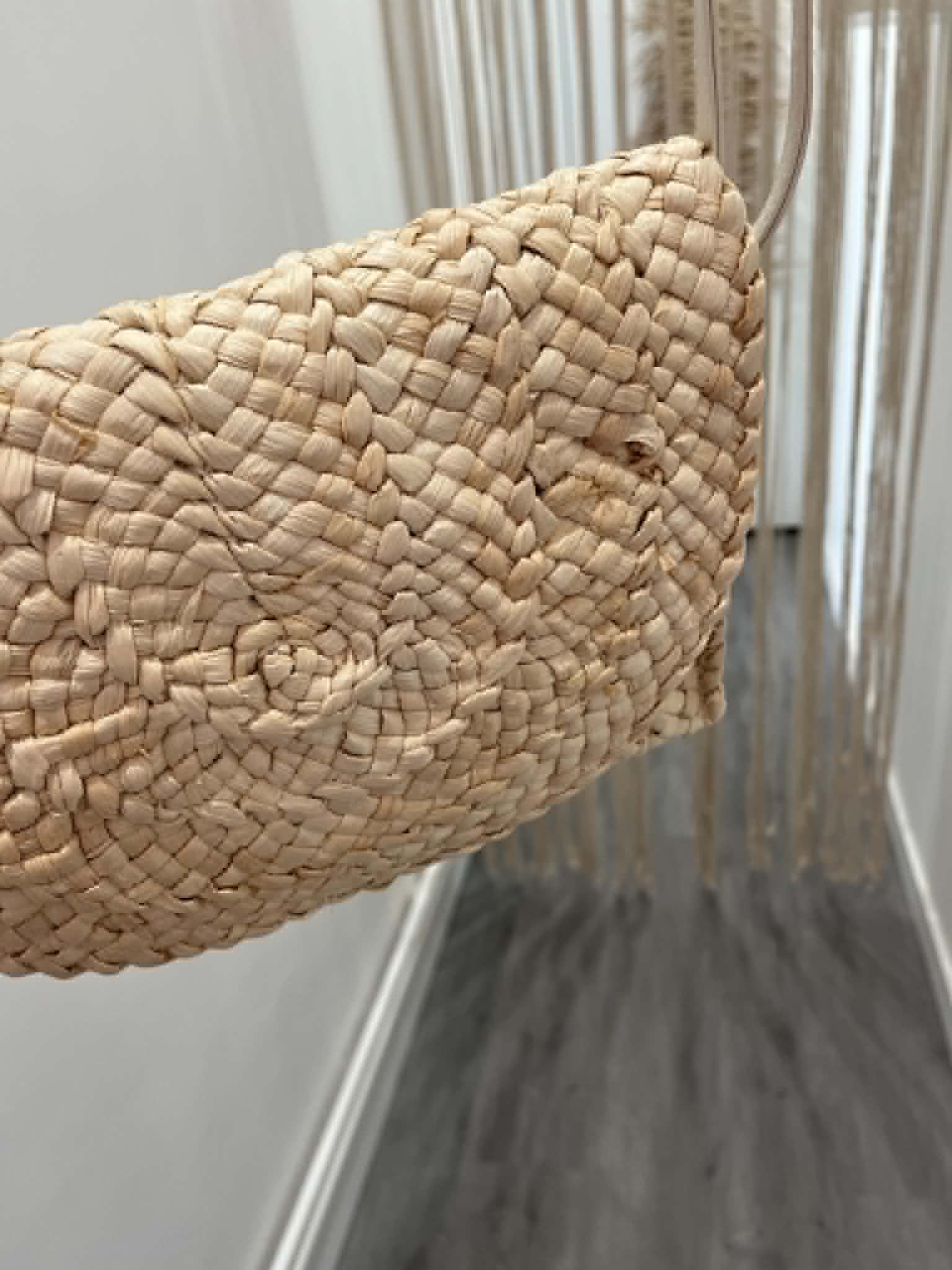 Sac a main avec détails en cuir blanc