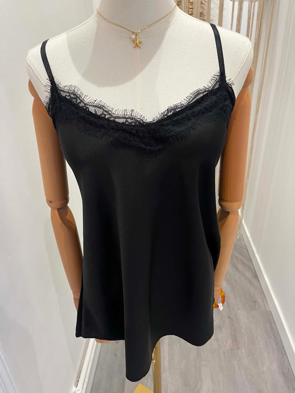 Débardeur noir a dentelle