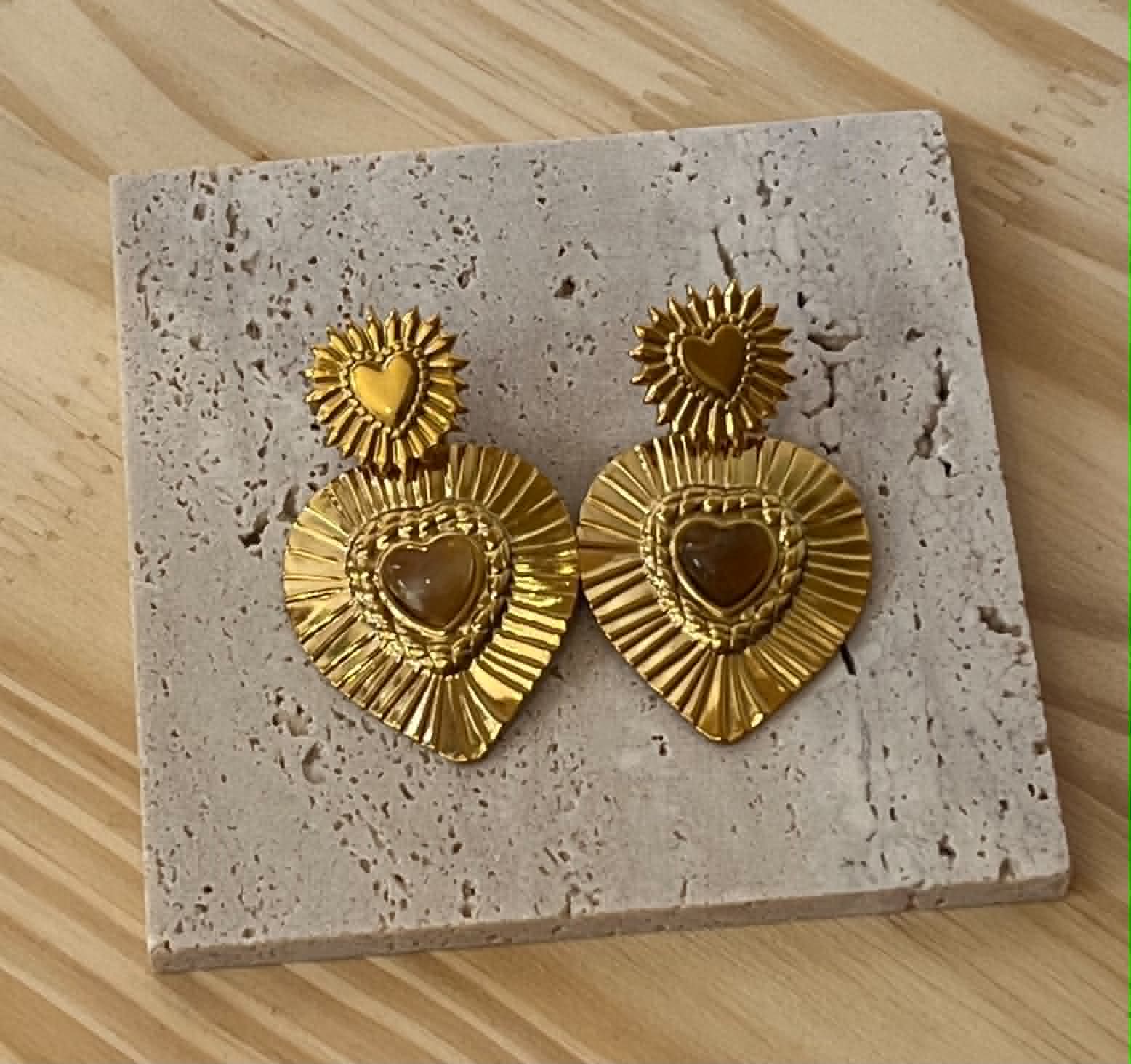 Boucle d'oreille coeur avec une pierre au milieux