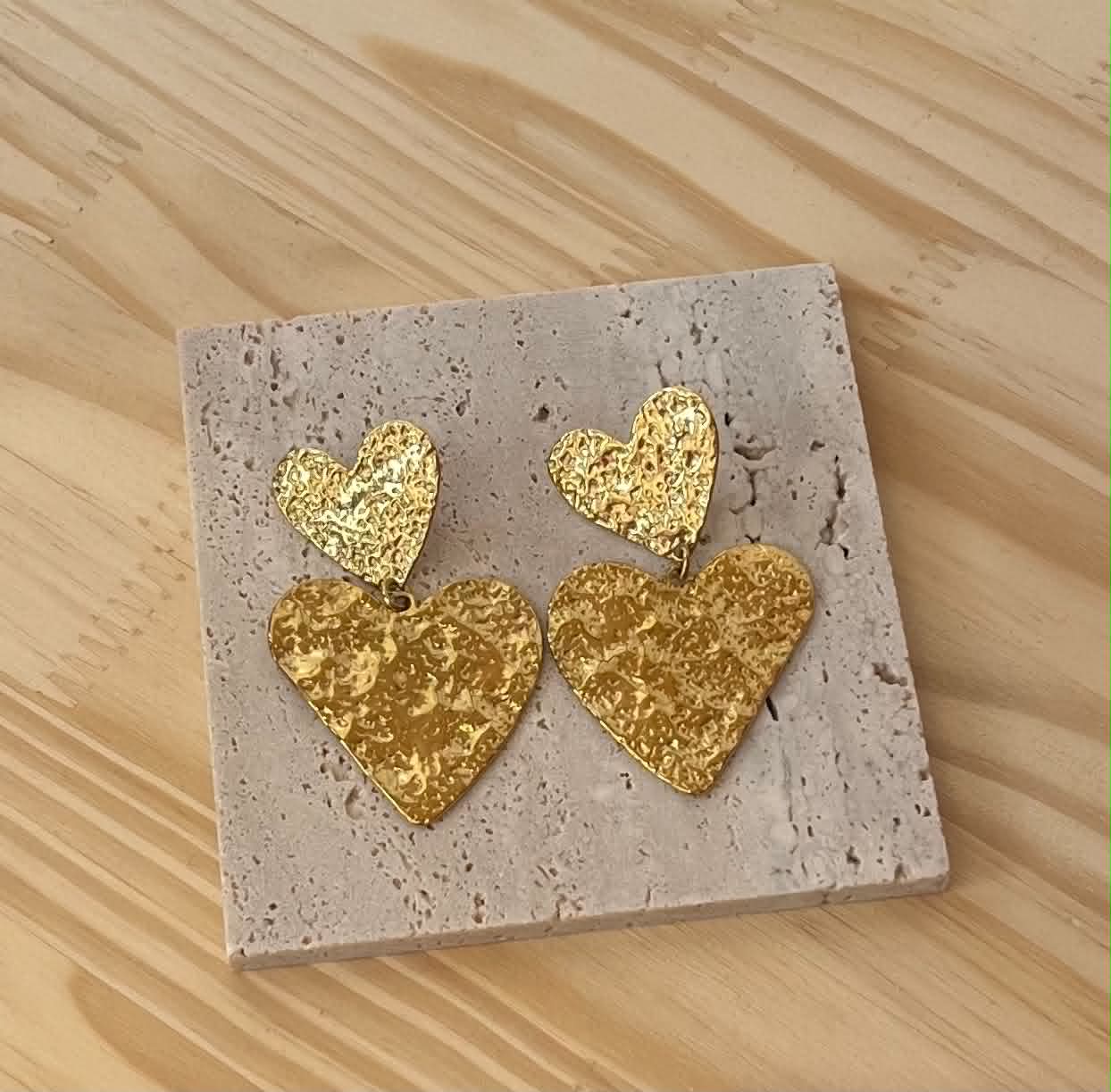 Boucle d'oreille a coeurs doré