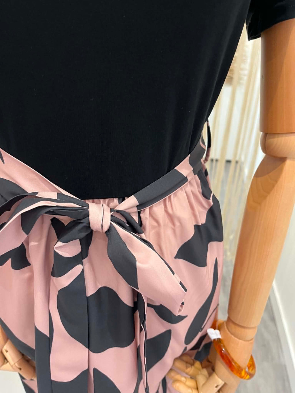 Robe noir a motifs