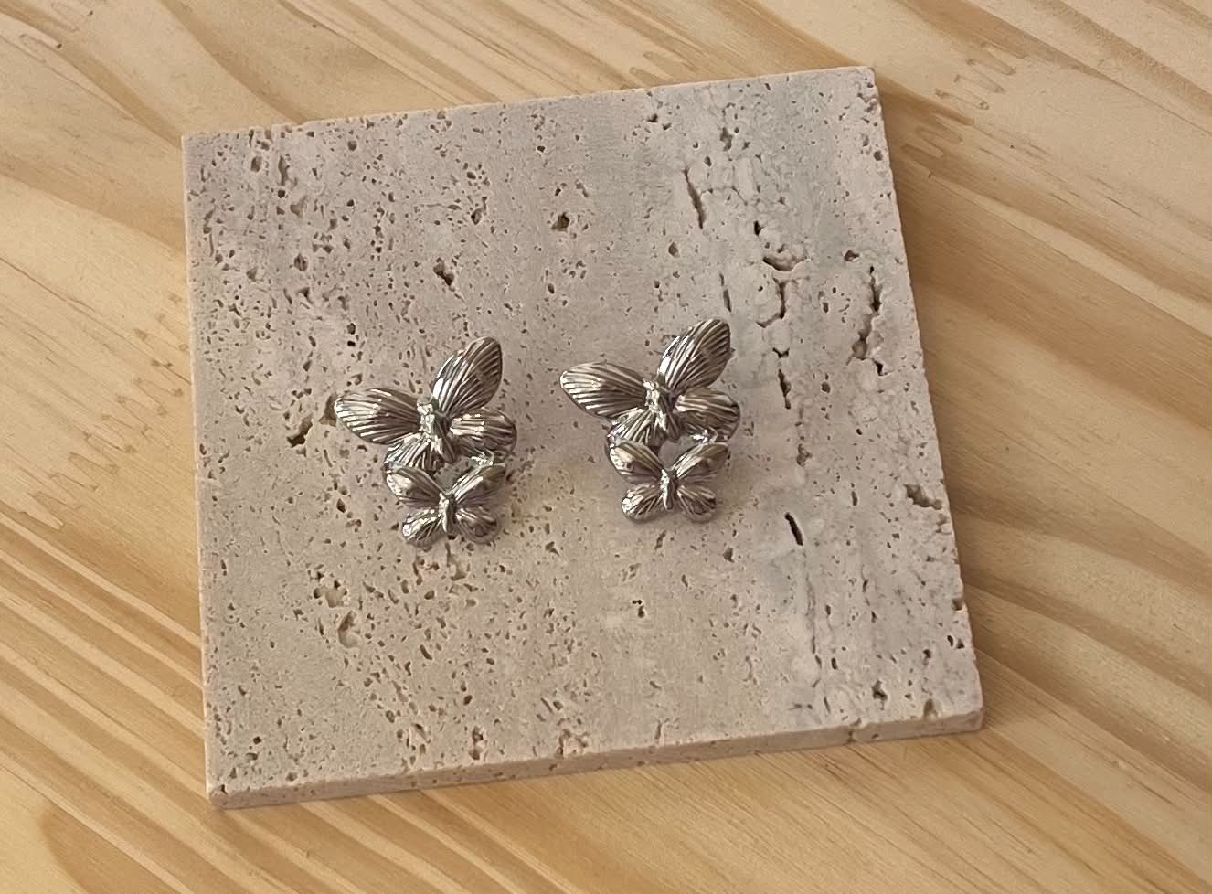 Boucle d'oreille papillon argenté
