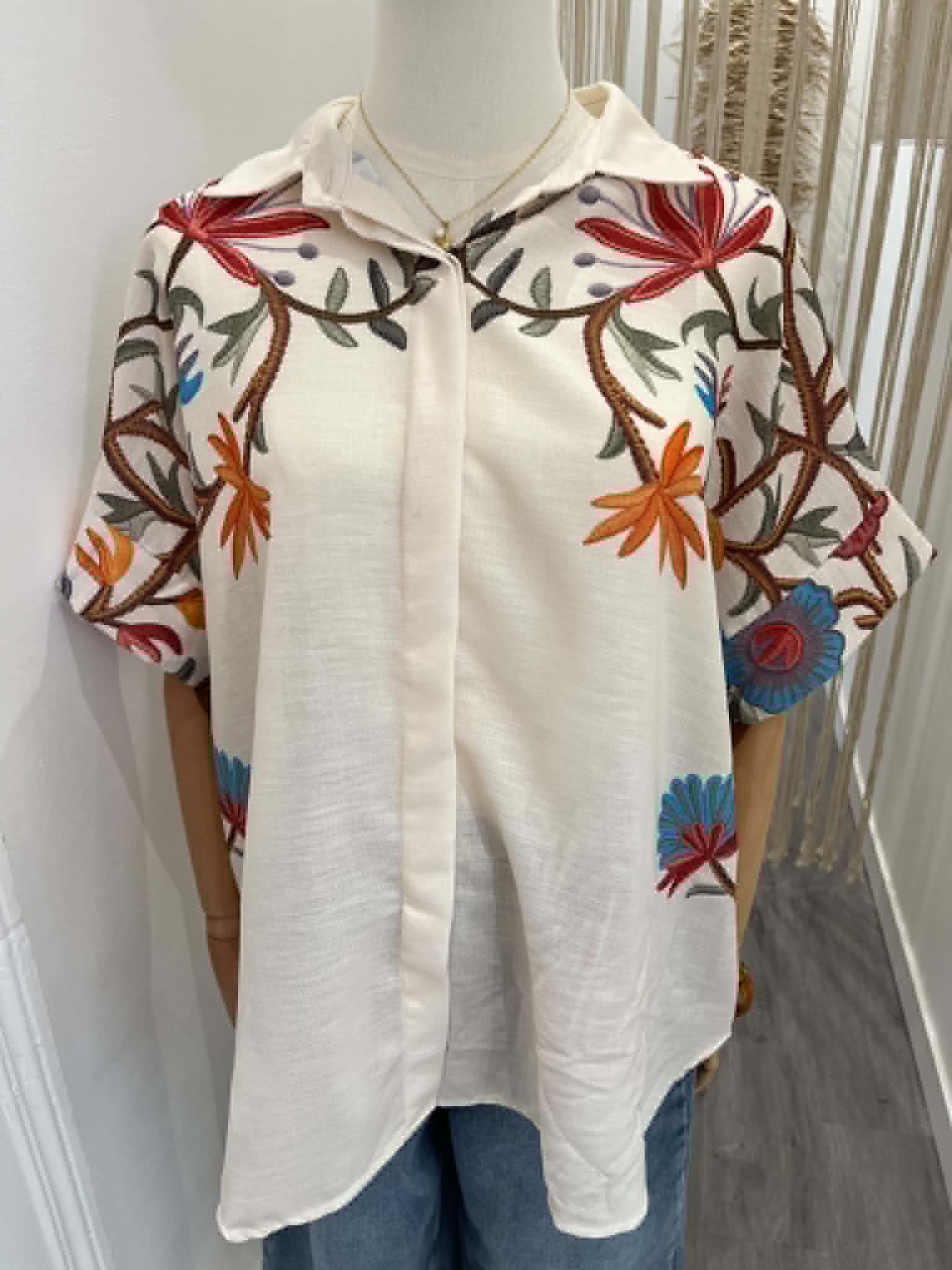 Chemise blanche manche courte a motifs colorés
