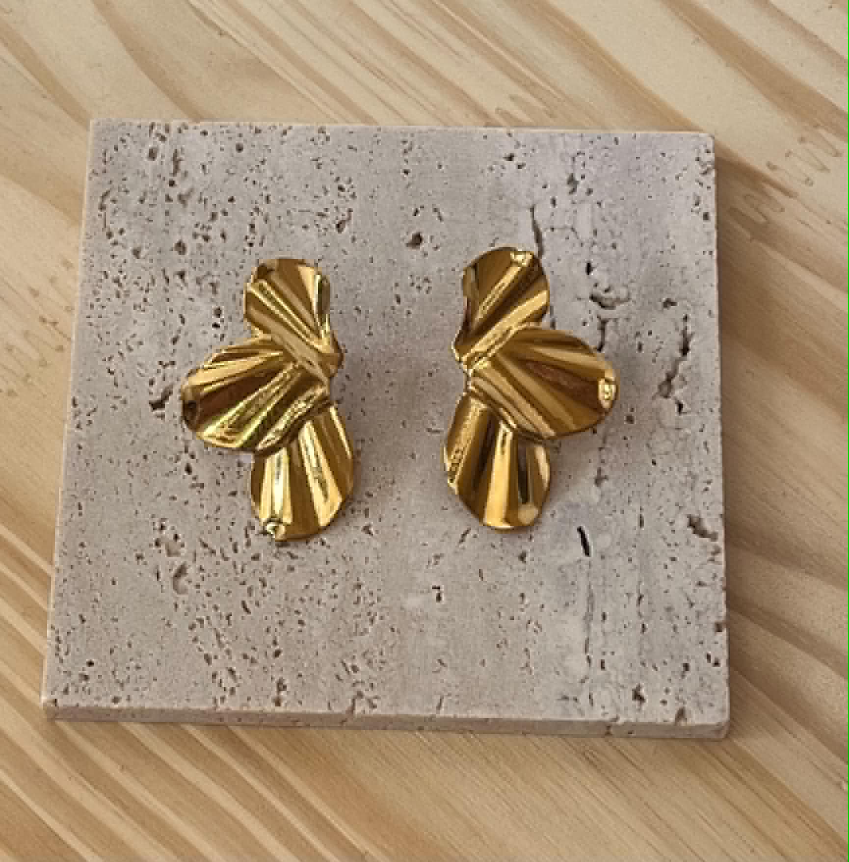 Boucle d'oreille doré demis fleur