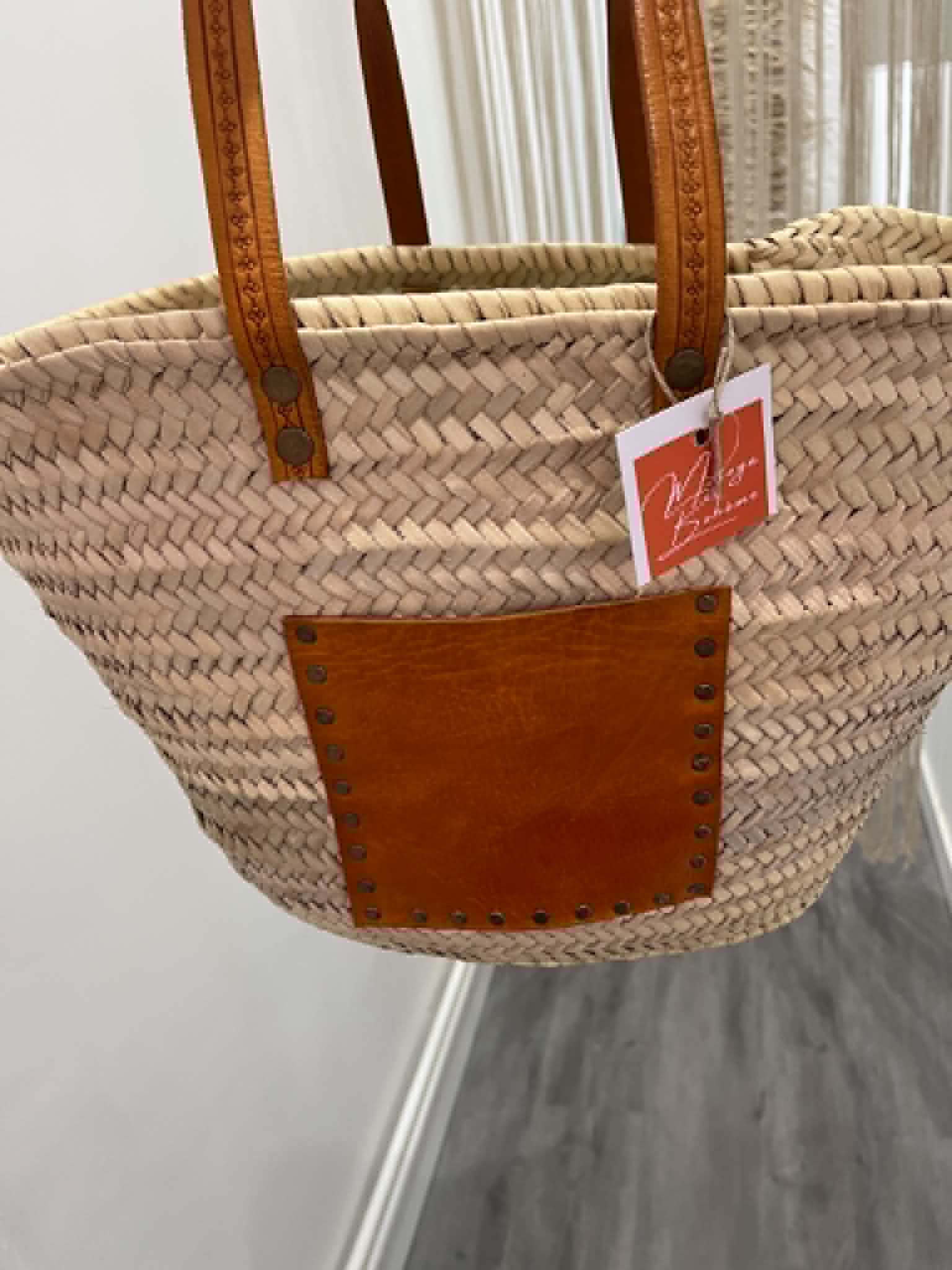 Panier avec détails en cuir