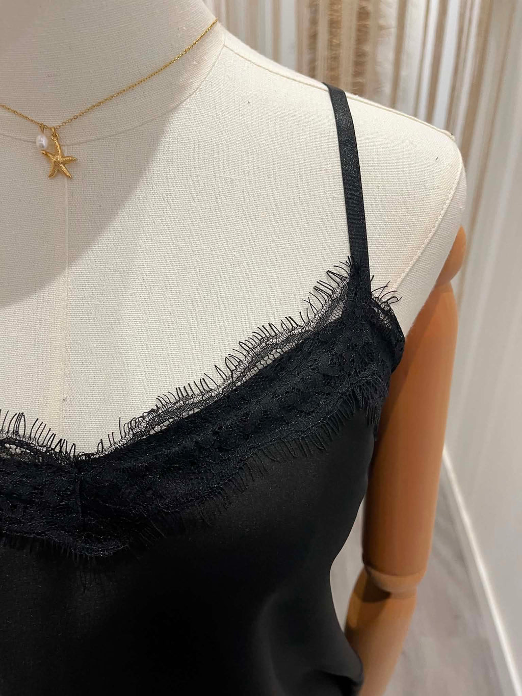 Débardeur noir a dentelle