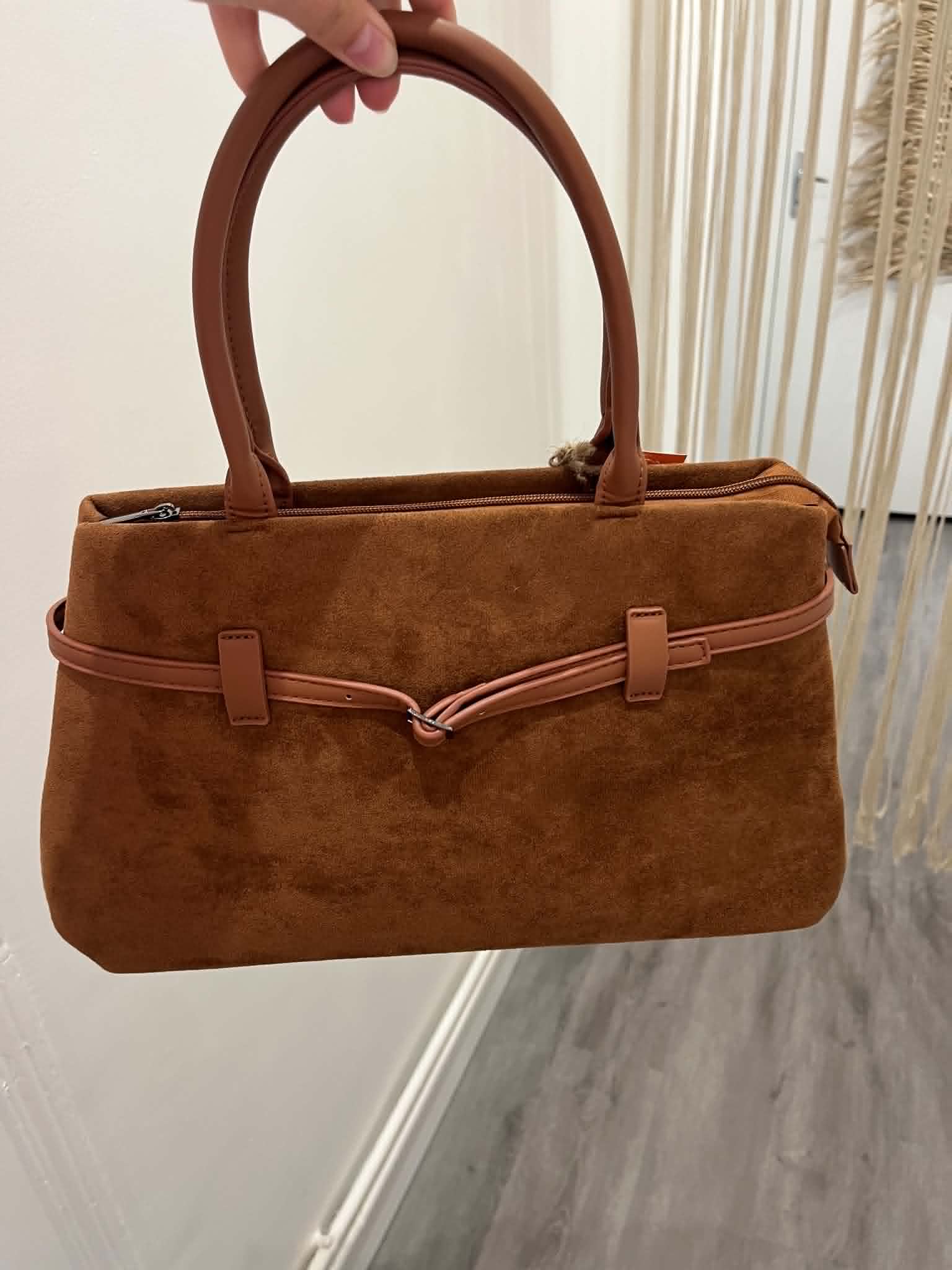 Sac a main marron avec détails en cuir