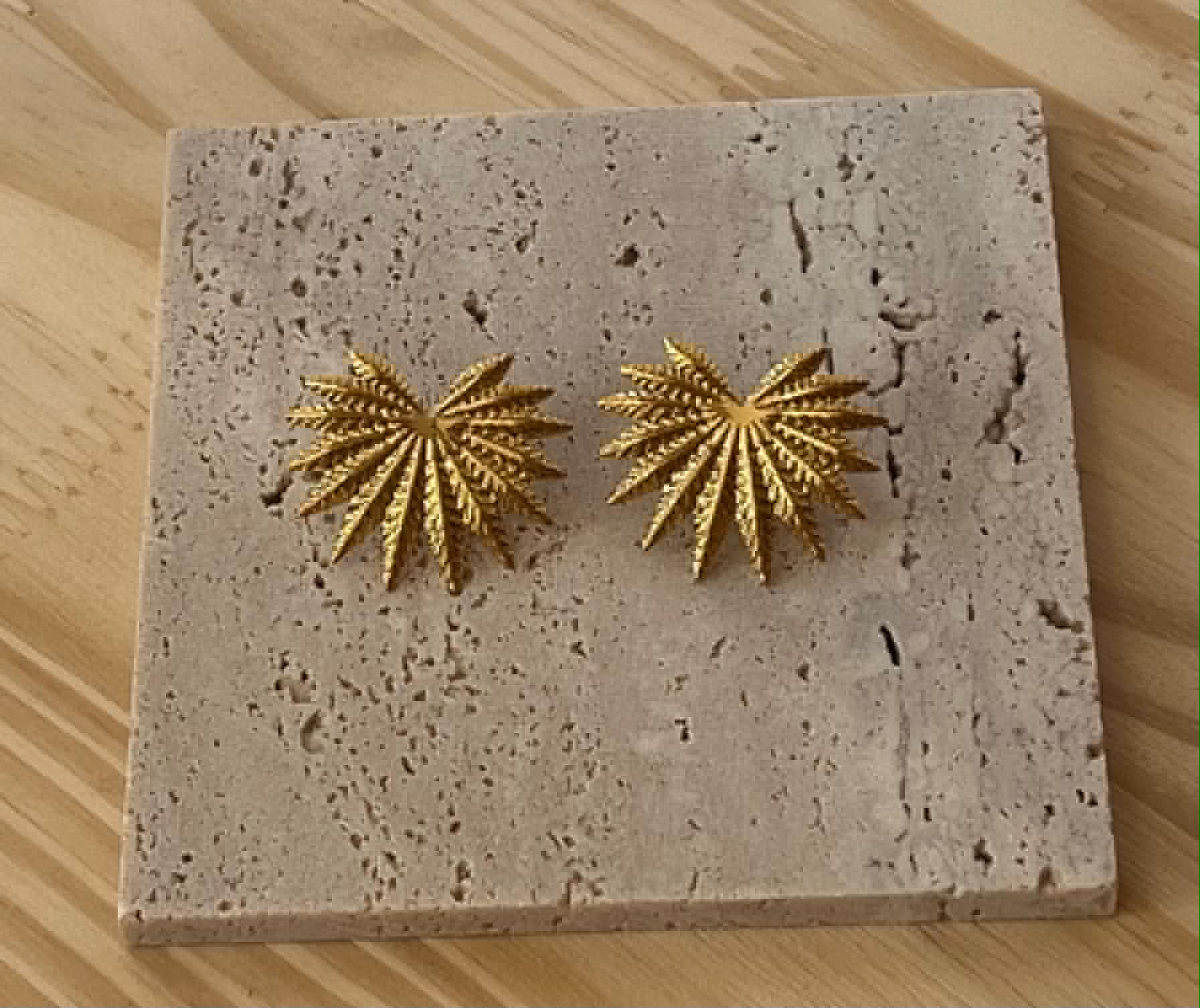 Boucle d'oreille doré feuille