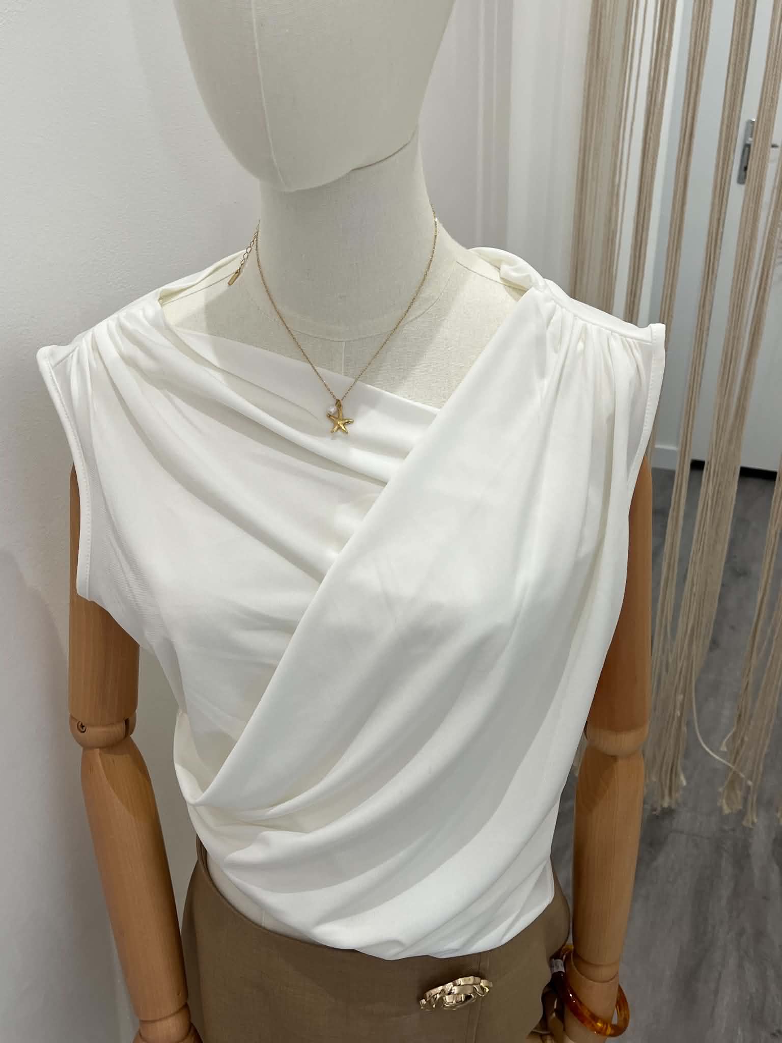Haut blanc sans manches