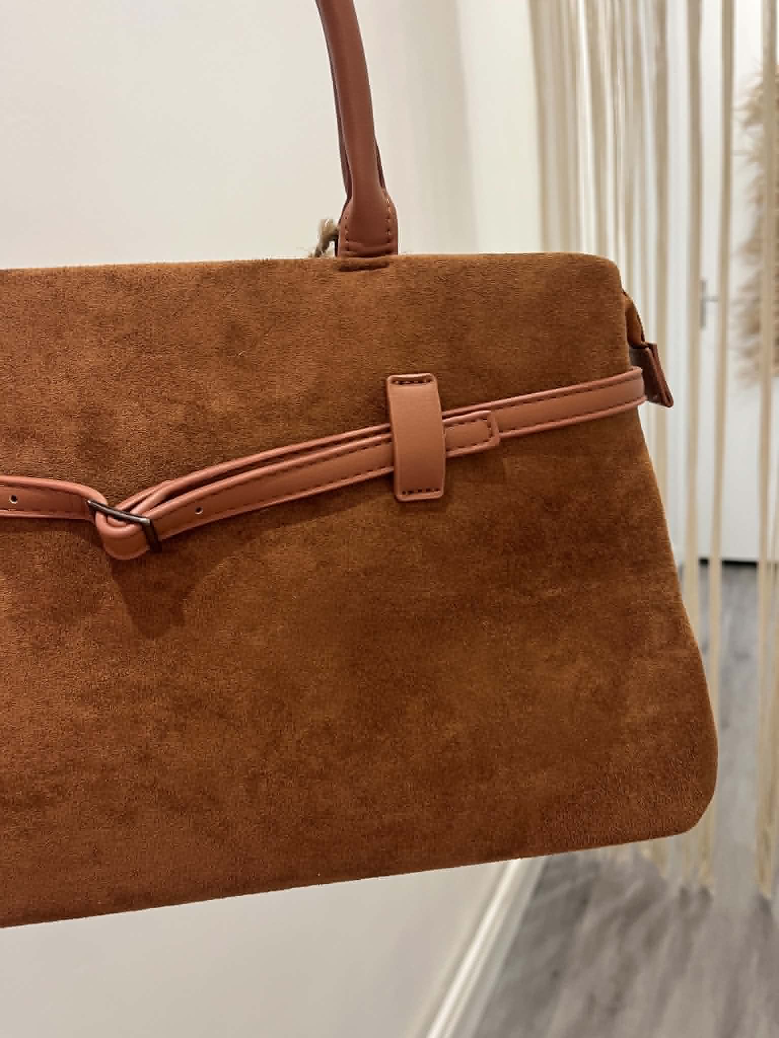 Sac a main marron avec détails en cuir