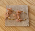 Boucle d'oreille a petites fleurs rose