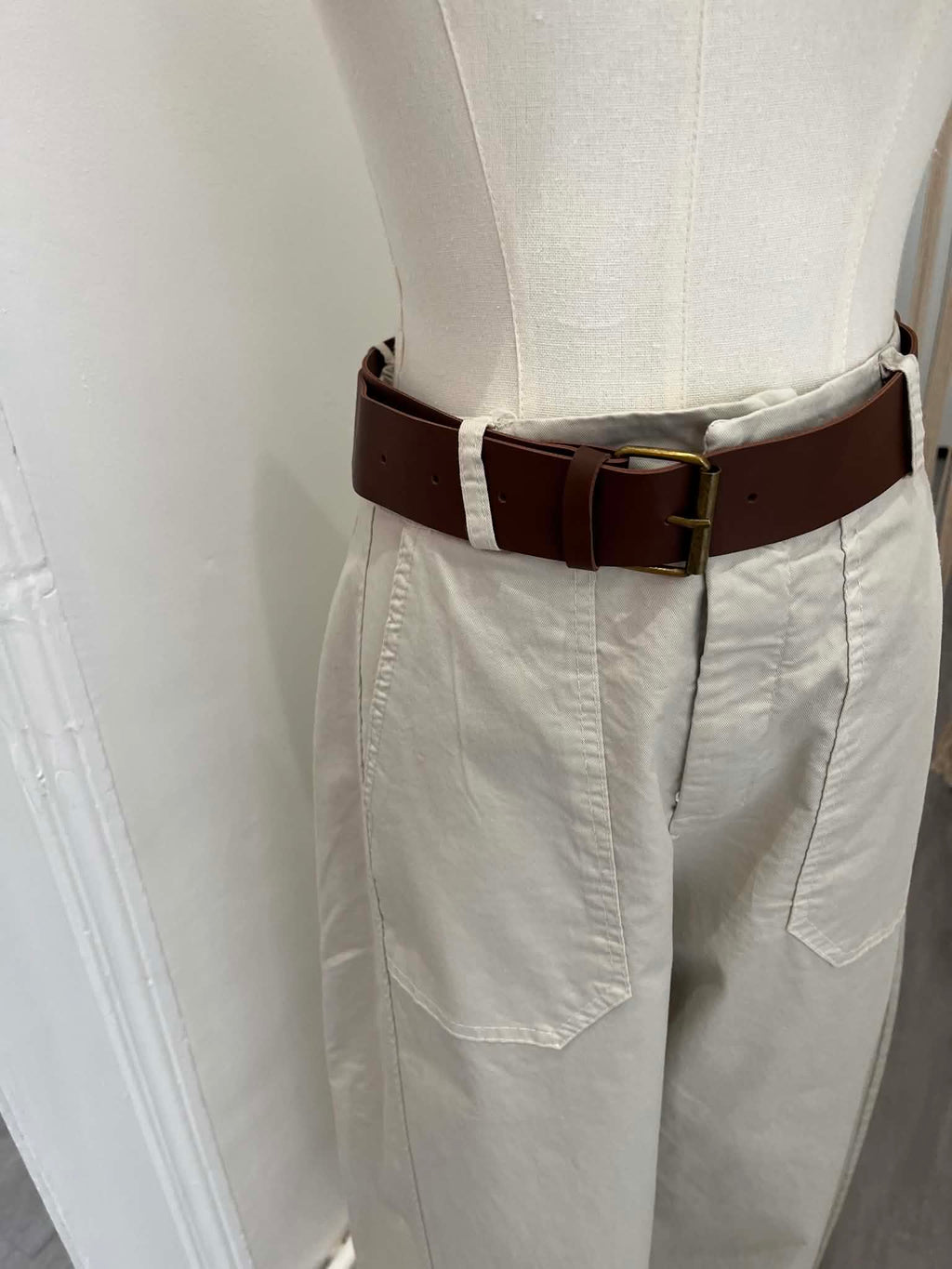 Pantalon blanc avec ceinture marron
