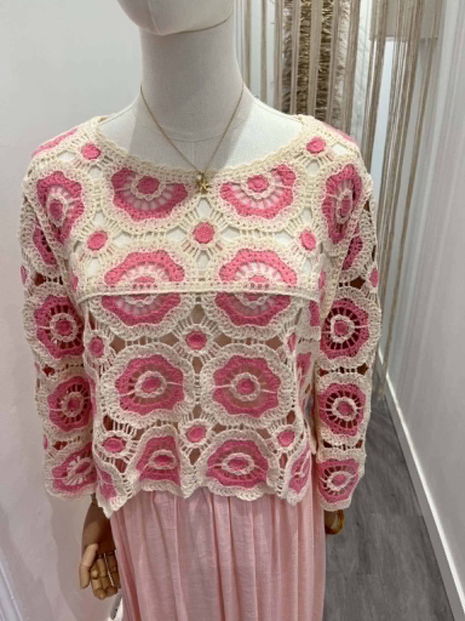 Pull en mail rose et blanc