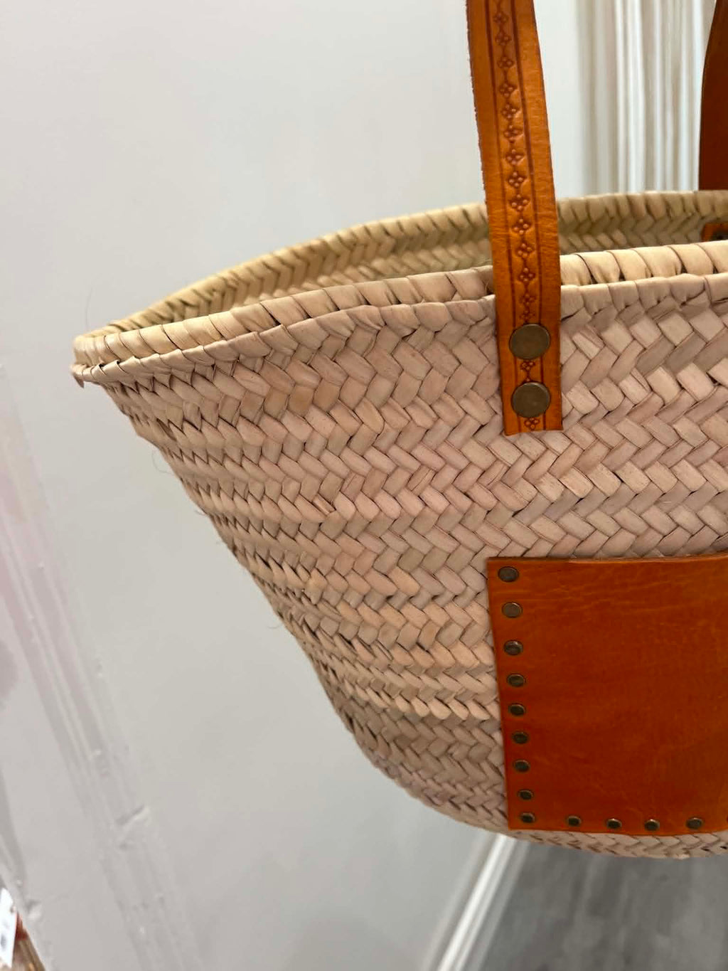 Panier avec détails en cuir