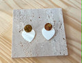 Boucle d'oreille doré a coeur blanc